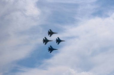 uçan gökyüzü güçlü askeri uçakları Rus su-34
