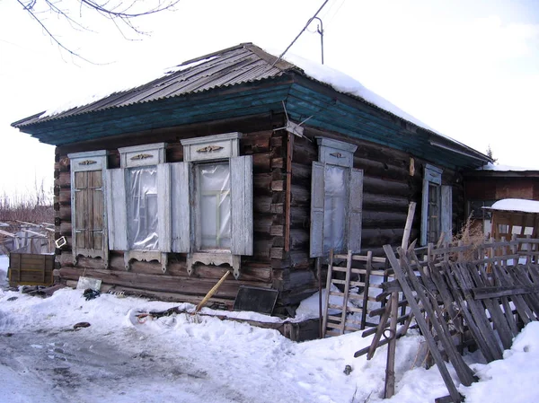 古い木造アパート建築住宅ストック古い四分の一の歴史的なロシアの建物 — ストック写真