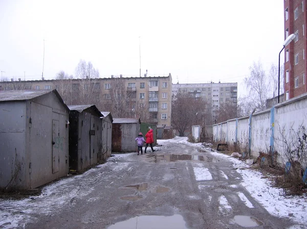 Vuile Ruwe Stad Straatbewoners Pass Tussen Garages Novosibirsk — Stockfoto