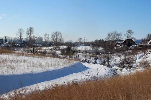 Winter Ländliche Landschaft Mit Gefrorenem Fluss Ein Dorf Hang Des — Stockfoto