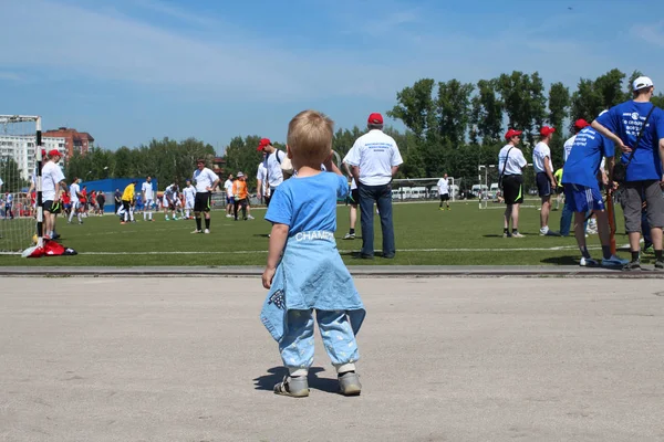 Kis Baby Boy Futballpályán Figyel Egy Mérkőzés Sportolók Labdarúgók Labdázni — Stock Fotó
