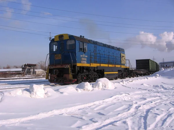 Vracht Locomotief Trein Rijdt Rails Van Industriële Spoorlijn Winter — Stockfoto