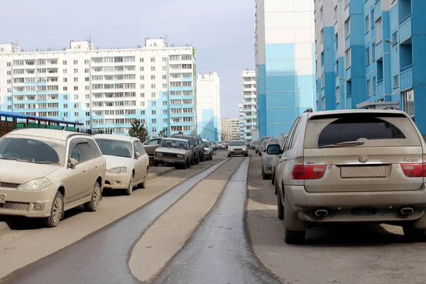 Voitures Sales Mal Garées Sur Trottoir Dans Cour Des Maisons — Photo