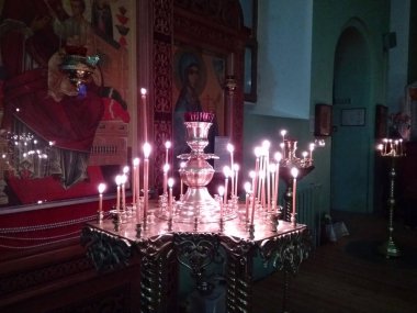 Dini bir festival Paskalya ışık simgeleri bir kilisede mumlar yanan Novosibirsk Trinity Katedrali