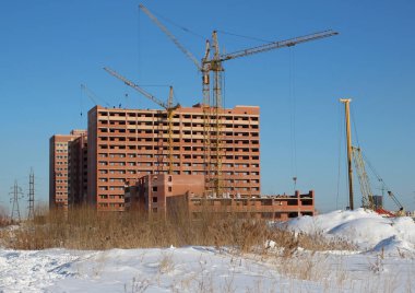 Şantiye Vinçler için yeni tuğla ile şehirde evler