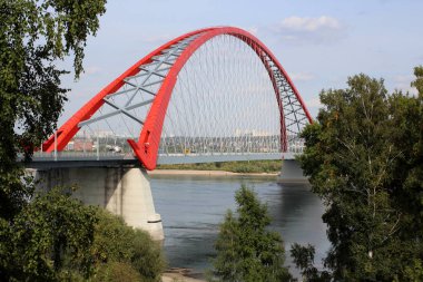 Kırmızı kemer ile köprü nehir kentsel ulaşım yol yer alır