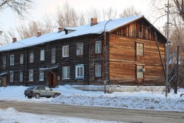 eski bir ahşap ev Sibirya'da sundurma