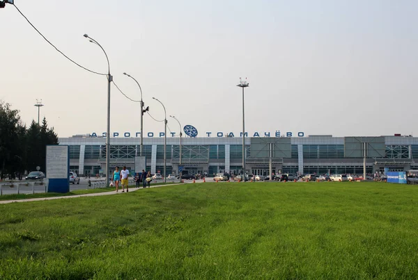 Aeropuerto Tolmachevo Novosibirsk Pasajeros Van Vuelo Verano 2017 —  Fotos de Stock