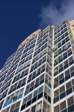 Yeni bina cephe mavi gökyüzüne karşı Windows ile rahat kentsel çok katlı modern yüksek katlı konut yapı