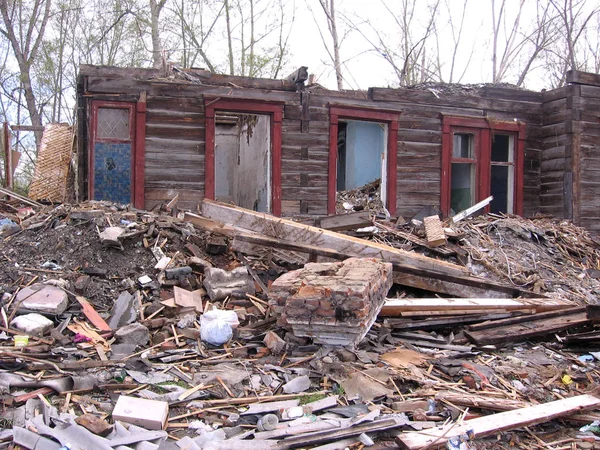 在成堆的废墟中拆除新西比尔斯克的一座老建筑 — 图库照片