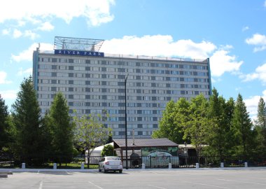 otel Novosibirsk setin Park Yaz görünümünde Ob Nehri'nin üzerinde River Park Binası