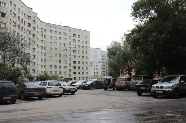 Bewolkt Steen Werf Novosibirsk Straat Sorge Meerdere Verdiepingen Residentieel Gebouw — Stockfoto