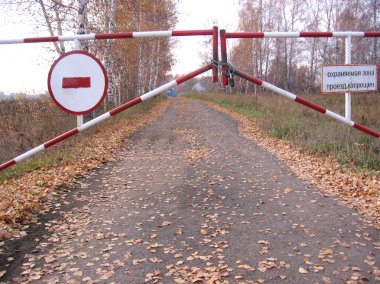 yasaklayıcı işaret ile kapalı alana bariyer geçiş izinsiz özel özellik engellendi