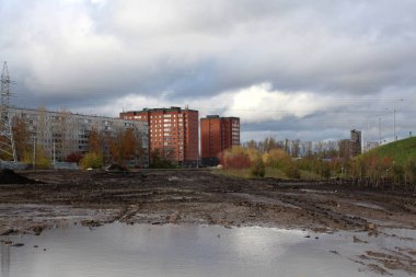 büyük pis su birikintisi tuğla inşaat altında yeni bir konut kompleksi önünde yolda yeni binaların sonbaharda Novosibirsk içinde evler