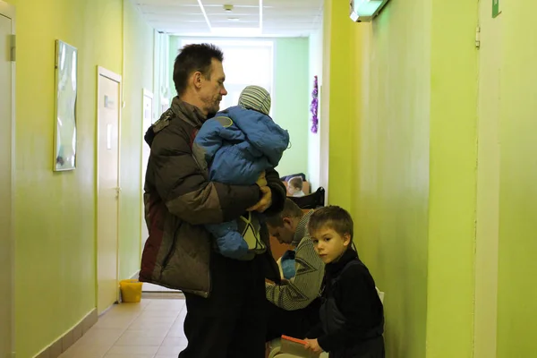 Hombre Con Niño Niños Fila Hospital Recibe Beneficios Una Institución — Foto de Stock