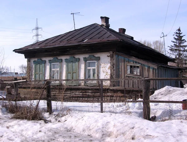 古い木造アパート建築住宅ストック古い四分の一歴史的なロシアの冬のストリートを構築 — ストック写真