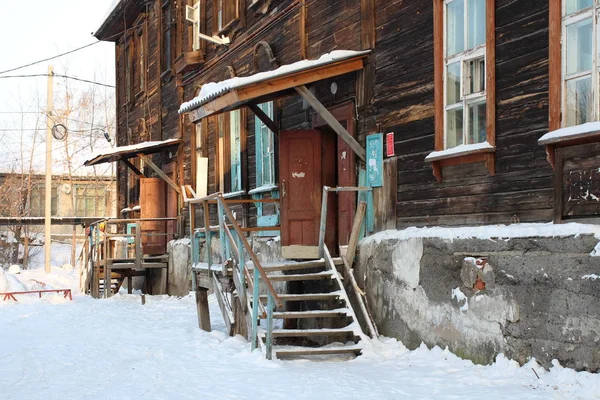 Antiguo Edificio Apartamentos Madera Con Hermoso Porche Tablas Invierno Siberia —  Fotos de Stock