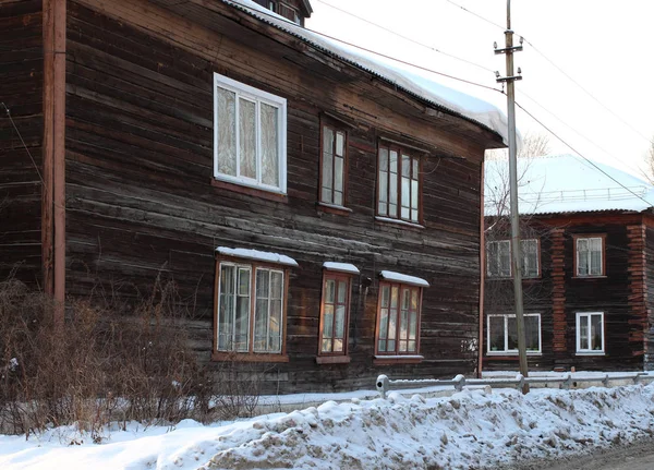 Antiguo Edificio Apartamentos Madera Con Hermoso Porche Tablas Invierno Siberia — Foto de Stock