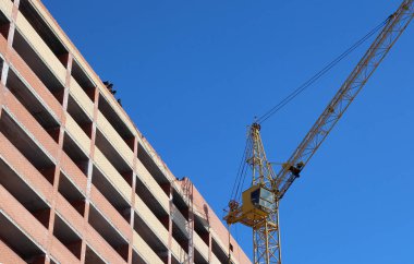 Nesne yakın inşaat yerinde vinç tuğla yapılmış yeni evler inşa ediyor