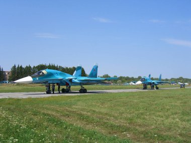 Havaalanı pistinde güçlü bir su-34 uçak Rus askeri avcı Novosibirsk Askeri Havaalanı OKB Chkalov içinde teknisyenler yaz hizmet verilir