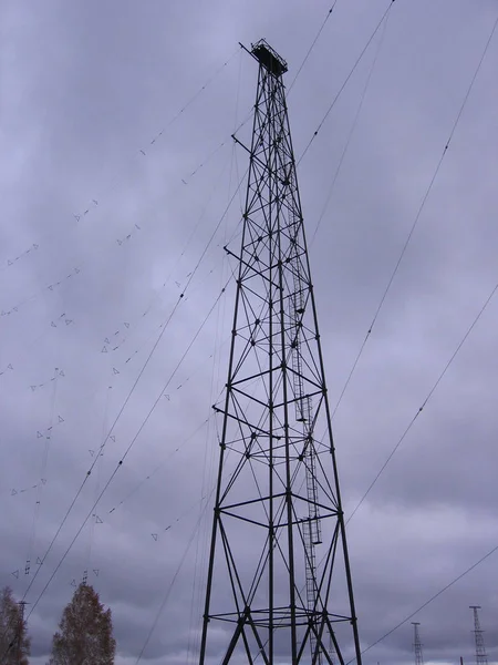Τηλεοπτικός Πύργος Δορυφορικές Κεραίες Και Ραδιοσήματα — Φωτογραφία Αρχείου