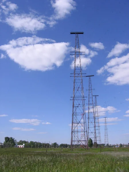 Torre Sfondo Cielo Blu Con Antenne Satellitari Segnali Radio — Foto Stock