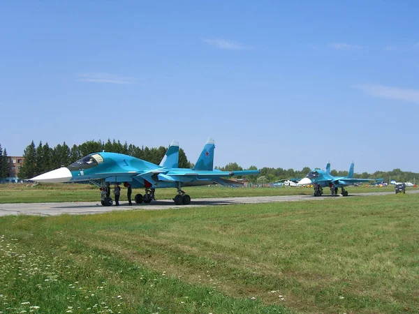 Potężny Samolotów Rosyjskiego Wojownika Wojskowego Pasie Startowym Lotniska Jest Obsługiwany — Zdjęcie stockowe
