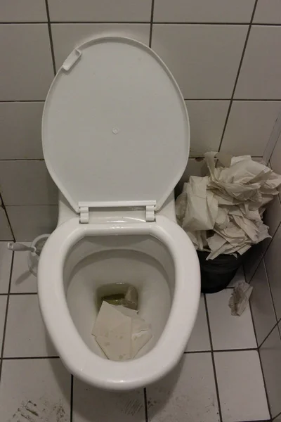 トイレの配管排水タンク衛生で開く汚れた汚れたトイレボウルは ゴミ箱にトイレットペーパーを使用しました — ストック写真