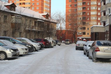 Park yerleri kışın eksikliği Novosibirsk narymskaya sokakta tarihi yüksek katlı binaların yakınında park edilmiş arabalar