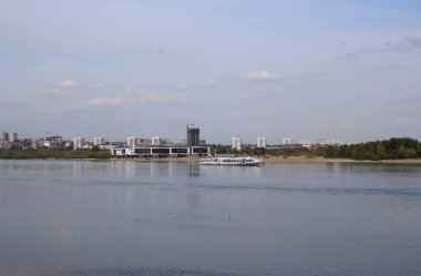 Kıyının yüzen tekne görünümü ile su nehri manzara üzerinde nehir Novosibirsk tekne istasyonu evi üzerinde Kayıkhane