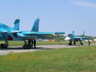 Havaalanı pistinde güçlü bir su-34 uçak Rus askeri avcı Novosibirsk Askeri Havaalanı OKB Chkalov içinde teknisyenler yaz hizmet verilir