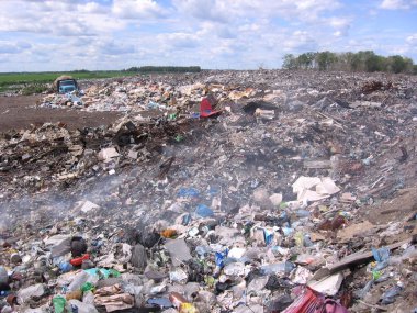 büyük bir yığın çöp ve evin diğer çöplerini attığınız Novosibirsk kışın şehir çöplükte plastik torba çevreyi kirletiyor