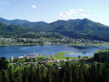 Altay dağlarının vadisinde dağ ve Katun nehri ile pitoresk dağ manzara