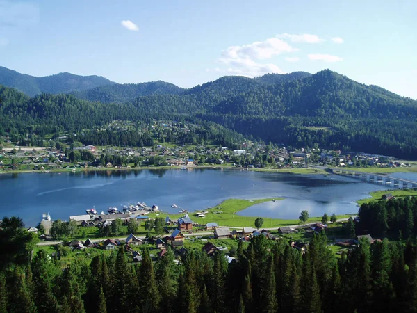 Altay dağlarının vadisinde dağ ve Katun nehri ile pitoresk dağ manzara