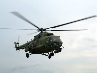 Gri gökyüzü Rus hava kuvvetlerine karşı uçan büyük Rus askeri helikopteri