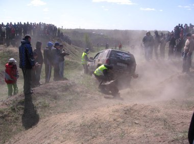 Rusya, Novosibirsk bölgesi, krasnozerskoye köyü, 7 Mayıs 2011: izleyiciler zor parça geçen cipler üzerinde rekabet izlemek