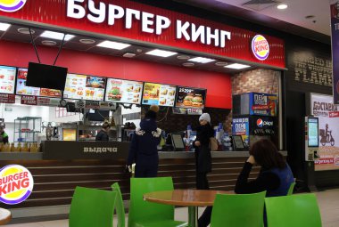Rusya, Novosibirsk, 7 Ocak 2019: Burger king zinciri lokantasını ziyaret edenler yemek odasındaki tezgahta sipariş bekliyor