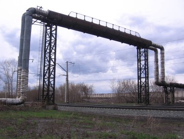 demiryolu rayları üzerinde endüstriyel ısı borusu çalışma manzara