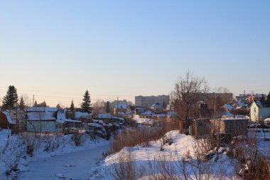 köy donmuş nehir kıyılarında beyaz sürüklenir arasında kışın Sibirya köy evleri karla kaplı ahşap evler bir yeri vardır