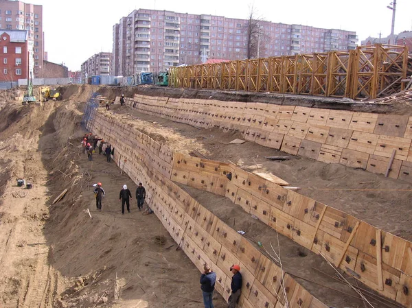 俄罗斯 新西伯利亚 2014年6月15日 建筑工地坑 工人加固墙体的形体 — 图库照片