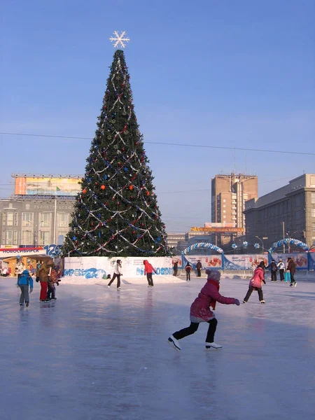 Russia Novosibirsk December 2015 Children Skate Ice Rink Christmas Tree — Stock Photo, Image