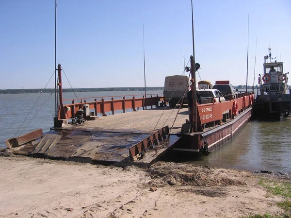 Rusland Novosibirsk Juli 2010 Ferry Crossing Rivier Auto Roepen Een — Stockfoto