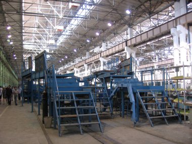 Rusya, Novosibirsk, Haziran 15, 2011: endüstriyel ekipman kaldırma makineleri ve mekanizmaları ile fabrikada büyük üretim atölyesi