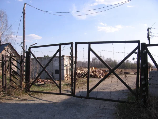 Vecchi Cancelli Ferro Arrugginito Con Filo Spinato Nel Territorio Abbandonato — Foto Stock