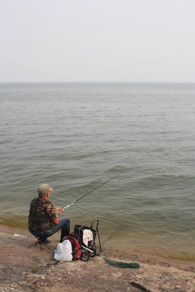 Россия, Новосибирск, 21 июля 2019 года: рыбак рыбачит с рыбой — стоковое фото