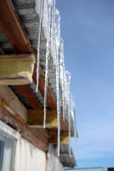Jégcsapok Tetőn Ház Elolvad Tavasszal Csillog Csepp — Stock Fotó