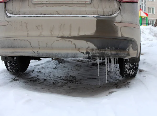 Carro Sujo Com Icicles Pára Choques Traseiro Inverno — Fotografia de Stock