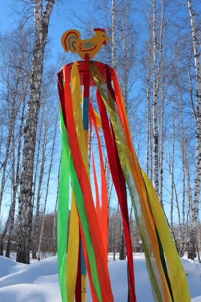 Fitas Fluindo Brilhantes Pólo Bosque Decoração Tradicional Antiga Rússia Festa — Fotografia de Stock