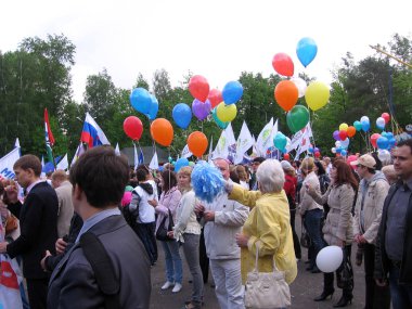 Rusya, Novosibirsk, Mayıs 9, 2013: balonlar ve bayraklar ile insanların büyük bir kalabalık şehirde zafer günü kutluyor, festivaller
