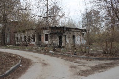 tehlikeli enkaz düşüyor ile Windows olmayan konut tesislerinde evde kırık kırık cam ile eski yıkılmış bina